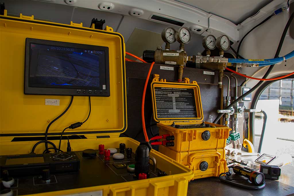 Unterwasser Videotechnik im Einsatzwagen Tauchbetrieb Helgoland